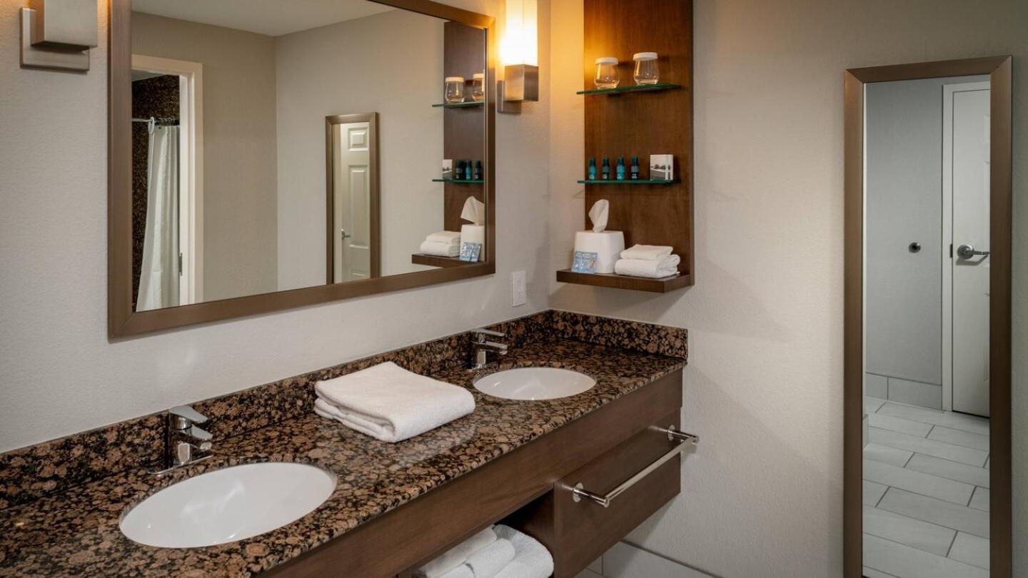 Delta By Marriott Huntington Mall 3*